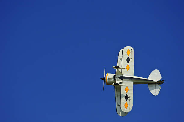 acima da cabeça - stunt stunt plane airplane small - fotografias e filmes do acervo