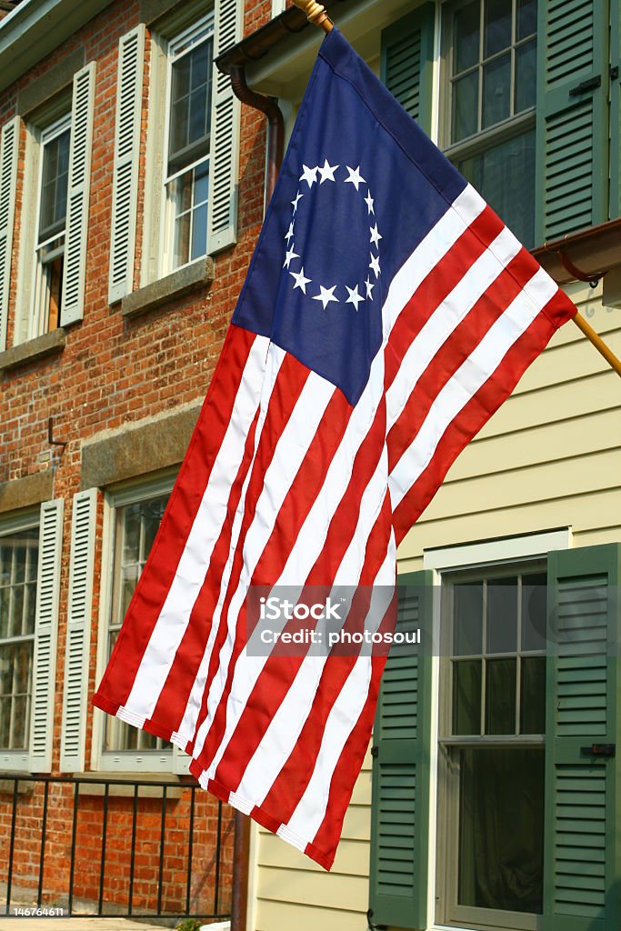 American Colonial Fahne hängenden vor historische Häuser - Lizenzfrei Tierkolonie Stock-Foto
