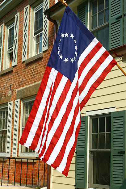 アメリカの植民地時代の前で国旗垂れ下がるの家 - colonial style house residential structure siding ストックフォトと画像