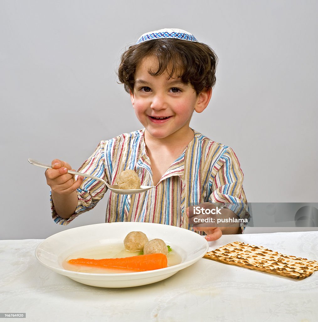 boy sopa de bola de matzo - Foto de stock de Niño libre de derechos