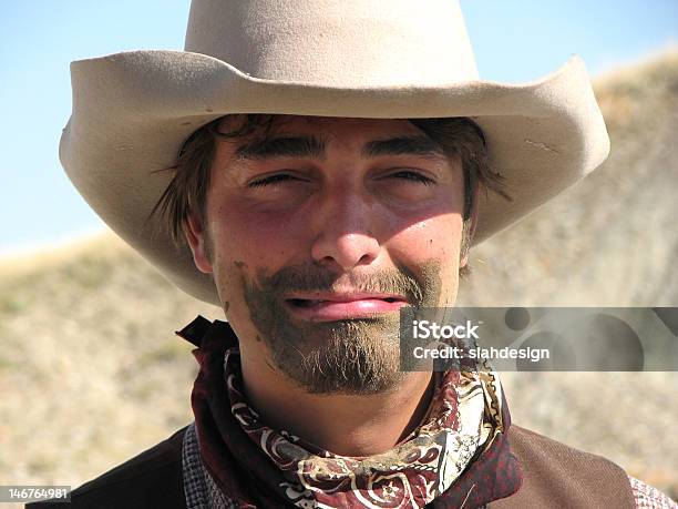 Sehr Frustriert Cowboy Mit Schlamm Auf Gesicht Stockfoto und mehr Bilder von Cowboy - Cowboy, Depression, Bizarr