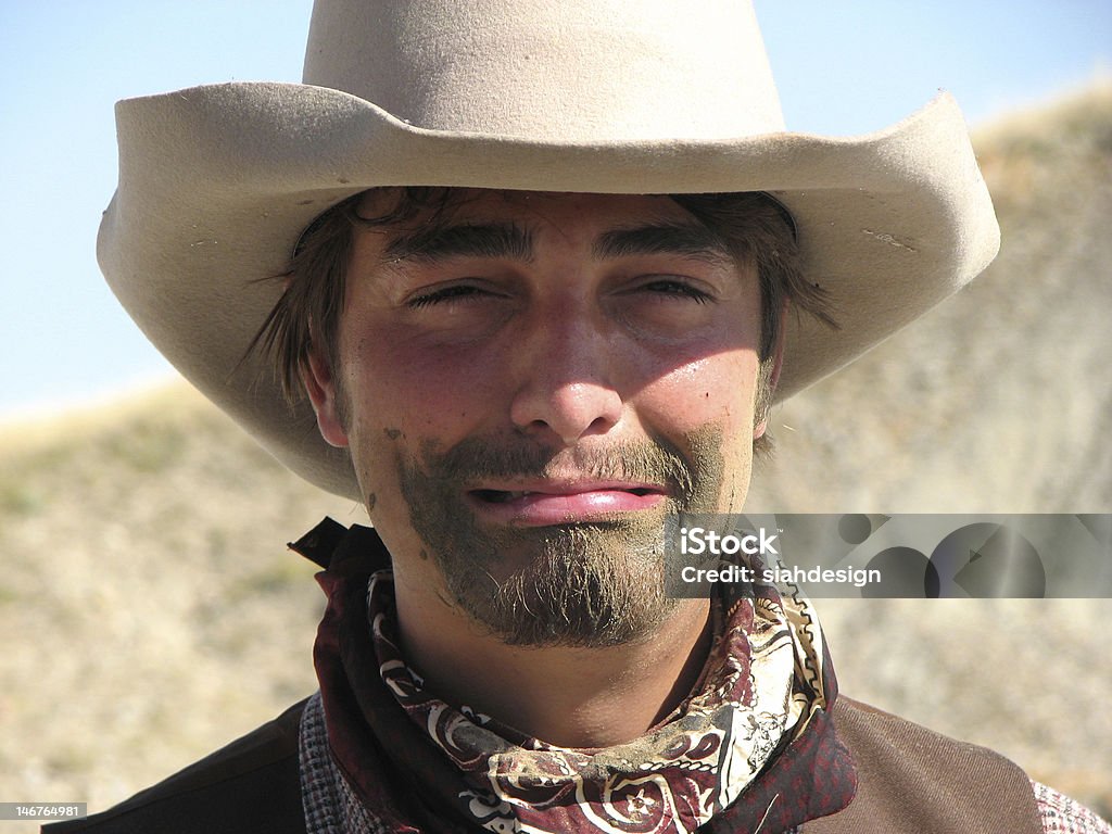Siente muy frustrado Cowboy con Mud en su rostro - Foto de stock de Depresión libre de derechos