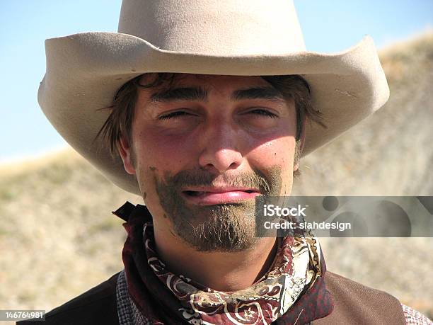 Siente Muy Frustrado Cowboy Con Mud En Su Rostro Foto de stock y más banco de imágenes de Depresión - Depresión, Vaquero, Adulto