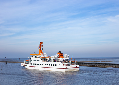 Between the East Frisian island of Langeoog, ferries run tide-independent to the port of Bensersiel on the Lower Saxony mainland