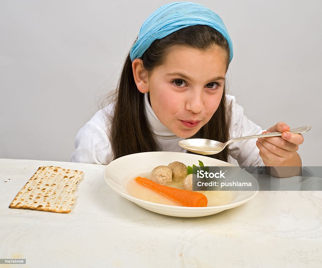 Fille Soupe aux boulettes de matzo - Photo de Aliment libre de droits