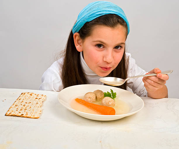 girl マッツォボールスープ - matzo soup passover judaism ストックフォトと画像