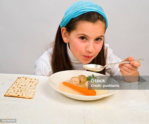 Foto de Garota Sopa De Bola De Matzo e mais fotos de stock de Alimentação Saudável - Alimentação Saudável, Almoço, Bolinho de Massa