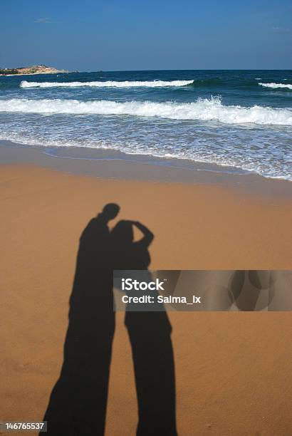 Foto de Os Amantes Da Praia e mais fotos de stock de Amor - Amor, Areia, Casal Heterossexual