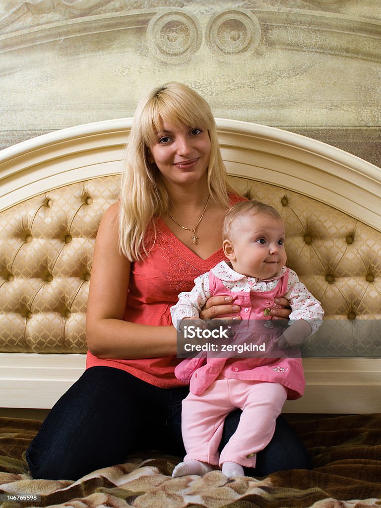 Baby mit Mama - Lizenzfrei Alleinerzieherin Stock-Foto