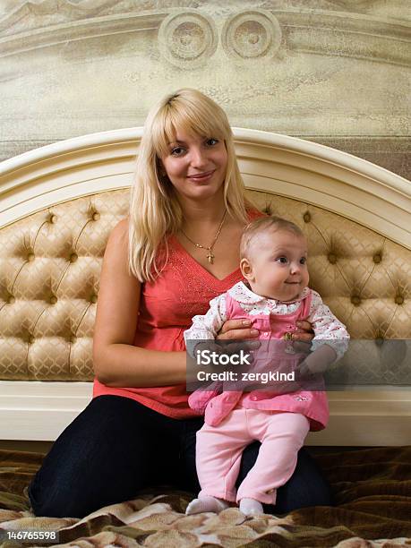 Baby Mit Mama Stockfoto und mehr Bilder von Alleinerzieherin - Alleinerzieherin, Baby, Beige