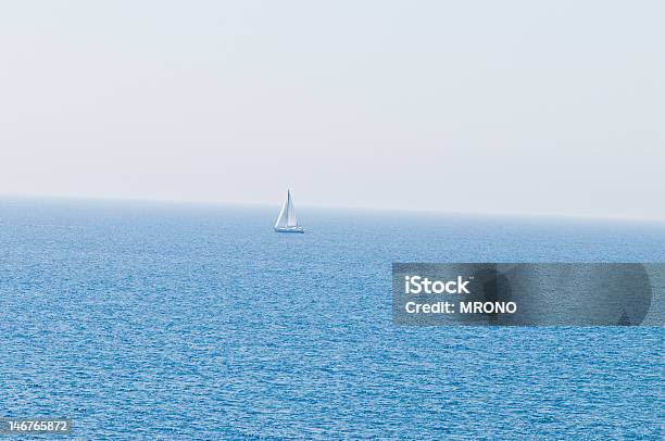 Yate En El Mar Foto de stock y más banco de imágenes de Abstracto - Abstracto, Agua, Aire libre