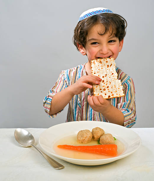 garçon soupe aux boulettes de matzo - matzo passover seder judaism photos et images de collection