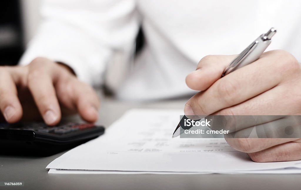 Homme en chemise blanche remplissant un formulaire vierge - Photo de Examen libre de droits