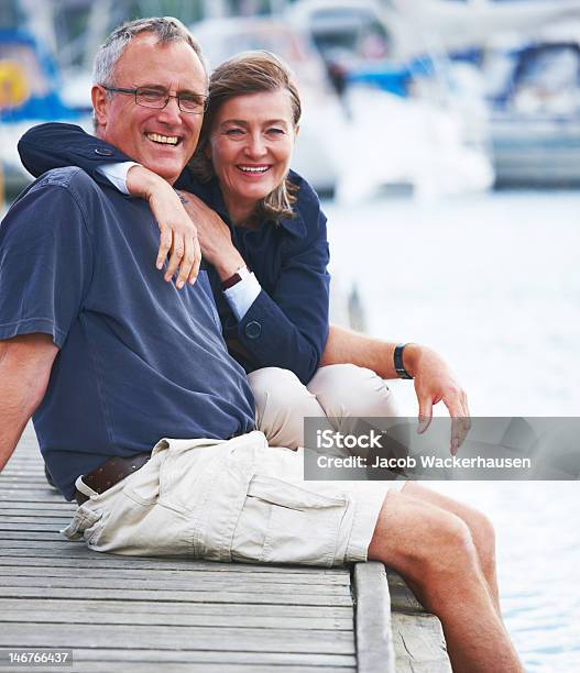 Zbliżenie Romantyczny Starszy Para Siedzi Razem Na Morze - zdjęcia stockowe i więcej obrazów Molo