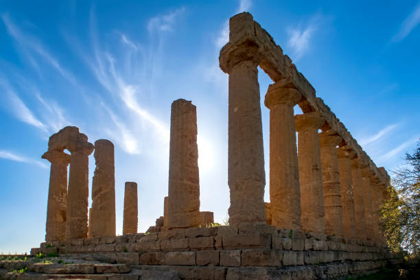 el templo griego - greek culture agrigento landscape colonnade fotografías e imágenes de stock