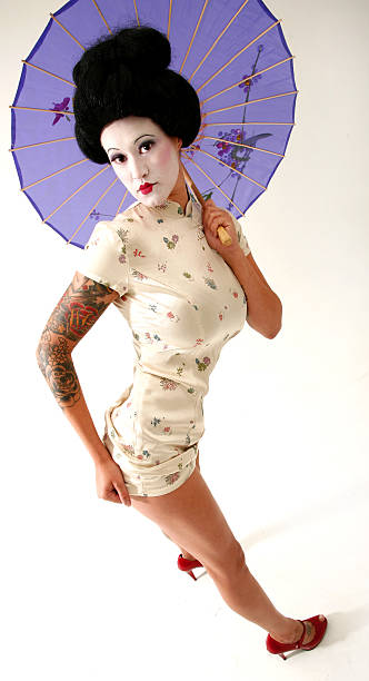 tattooed gejsza z parasolka przeciwsłoneczna parasol w ciasnych kimono spódnica - geisha kabuki japan japanese culture zdjęcia i obrazy z banku zdjęć