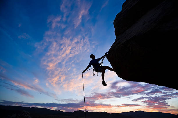 rock alpinista contra o céu durante a noite - hanging on rock rock climbing - fotografias e filmes do acervo