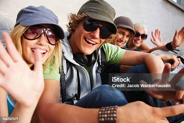 Grupa Nastolatków Pary Razem Siedzieć I Uśmiechać Się - zdjęcia stockowe i więcej obrazów Machać