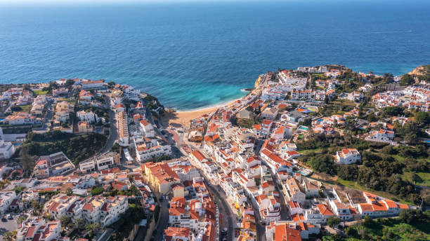 vista aerea del villaggio turistico portoghese carvoeiro portogallo algarve in estate in una giornata di sole. strade e case tradizionali - carvoeiro foto e immagini stock