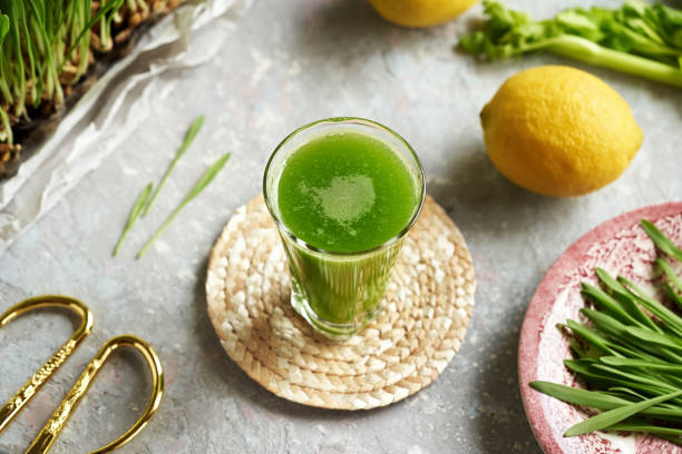 自家製の刃と新鮮な緑の大麦草ジュース - wheatgrass alternative medicine detoxification juice ストックフォトと画像