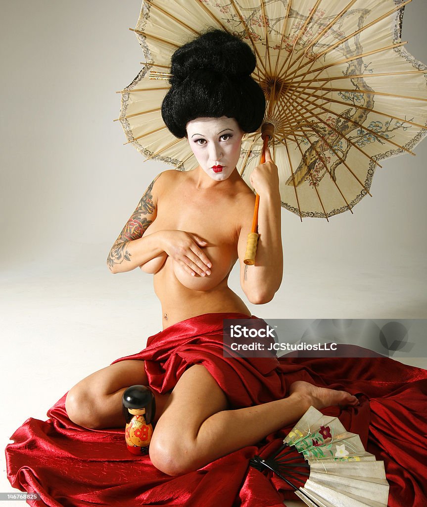 Tattooed Gejsza Portret skromne Parasol - Zbiór zdjęć royalty-free (Japonia)