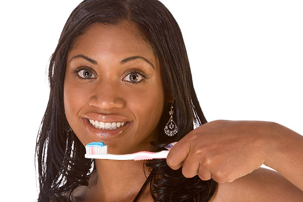 zahnpflege, schwarze mädchen mit zahnbürste - dental hygiene elegance black toothbrush stock-fotos und bilder