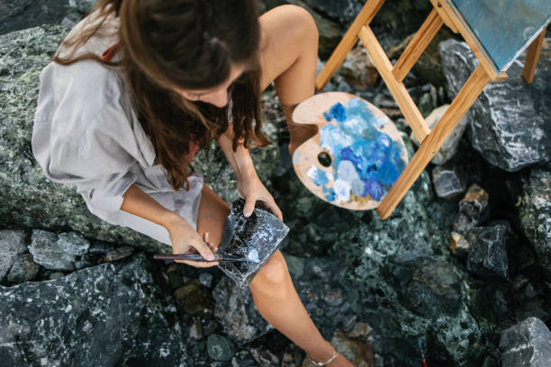 istock An artist mixing colours on the palette 1467688821