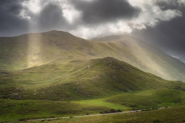 dolina doolough, pasma górskie glenummera i glencullin oświetlone promieniami słonecznymi, irlandia - republic of ireland mayo road lake zdjęcia i obrazy z banku zdjęć