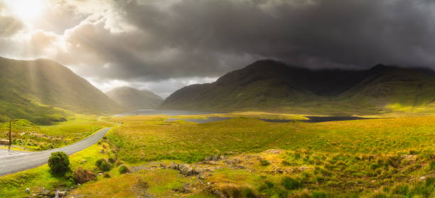panorama doliny doolough z jeziorami i pasmem górskim, irlandia - republic of ireland mayo road lake zdjęcia i obrazy z banku zdjęć