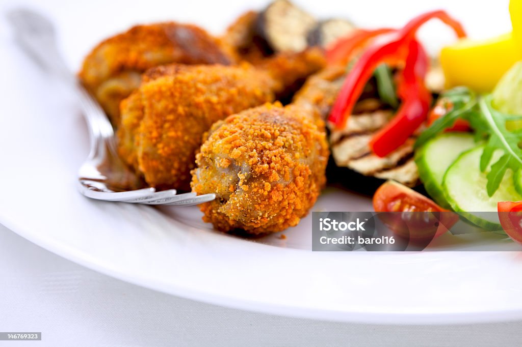빵가루 입힌 치킨과 야채면 - 로열티 프리 0명 스톡 사진