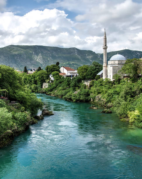 mostar est un village connu pour son vieux pont historique, qui enjambe la rivière neretva - mostar photos et images de collection