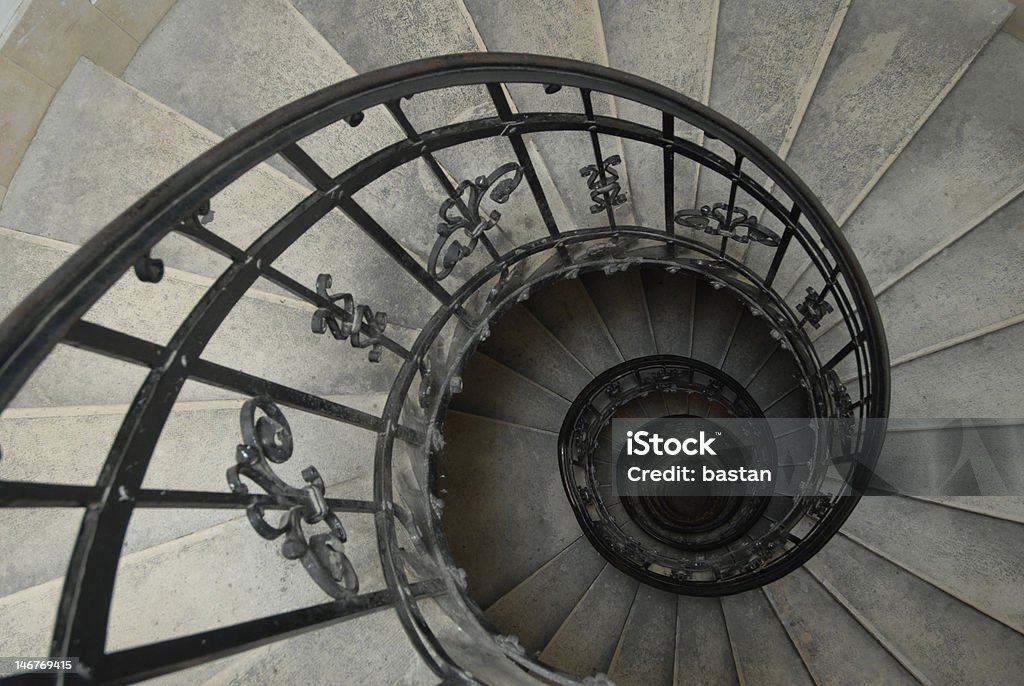 Scala a chiocciola - Foto stock royalty-free di Abbassare