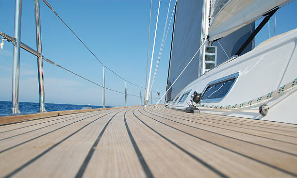 vista ao longo do deck de madeira de teca em um veleiro - teak wood - fotografias e filmes do acervo