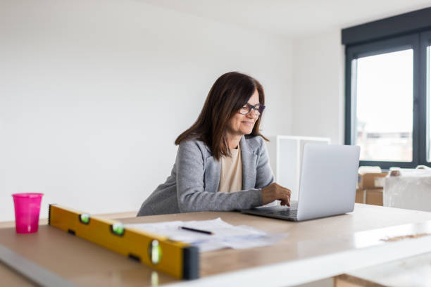 istock Senior woman during home renovation 1467707639