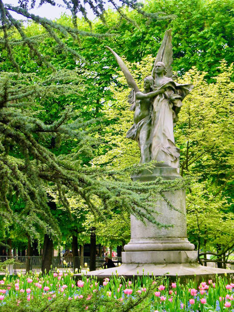 istock Greening trees and stone statue in Paris in spring 1467709405
