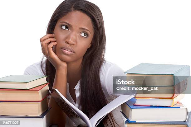 Photo libre de droit de Noir Collège Étudiant Femme Sur Une Pile De Livres banque d'images et plus d'images libres de droit de D'origine africaine - D'origine africaine, Adolescent, Anxiété