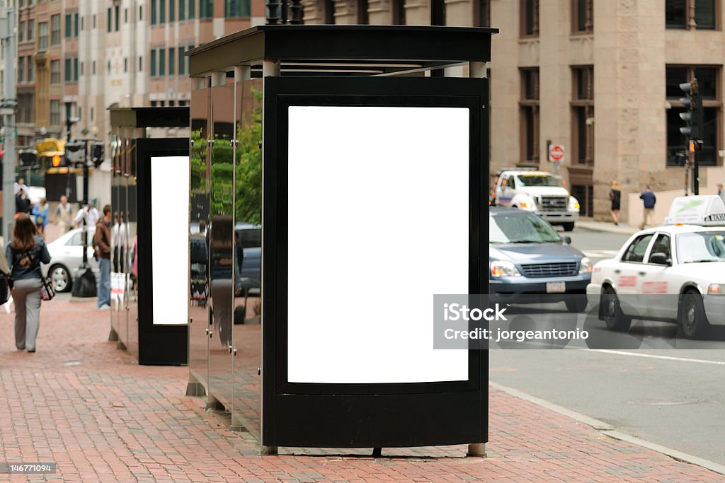 Bushaltestelle Plakat in der Stadt - Lizenzfrei Leuchtreklame Stock-Foto