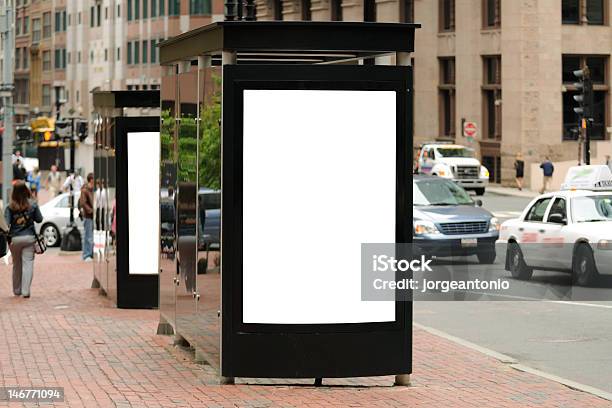 Bushaltestelle Plakat In Der Stadt Stockfoto und mehr Bilder von Leuchtreklame - Leuchtreklame, Boston, Plakatwand