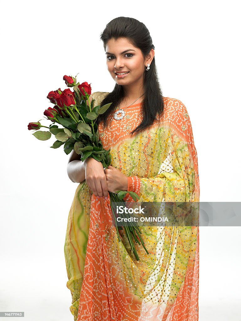 Splendida donna con rose rosse - Foto stock royalty-free di 16-17 anni