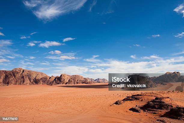 幅広のワジラム砂漠ヨルダンますコピースペースを備えております - オレンジ色のストックフォトや画像を多数ご用意 - オレンジ色, カラフル, ヨルダン