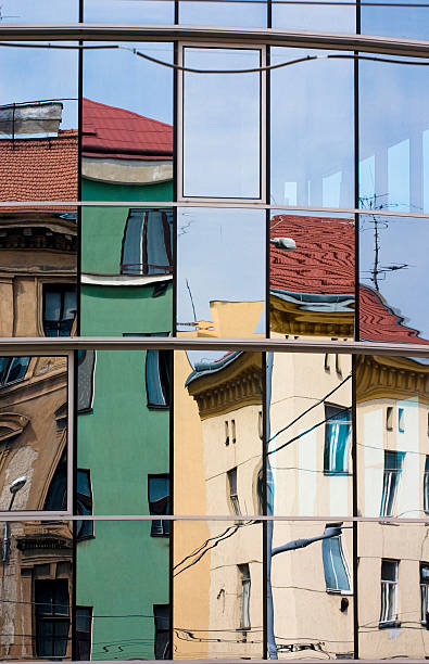 scena urbana specchio - apartment building exterior urban scene window foto e immagini stock