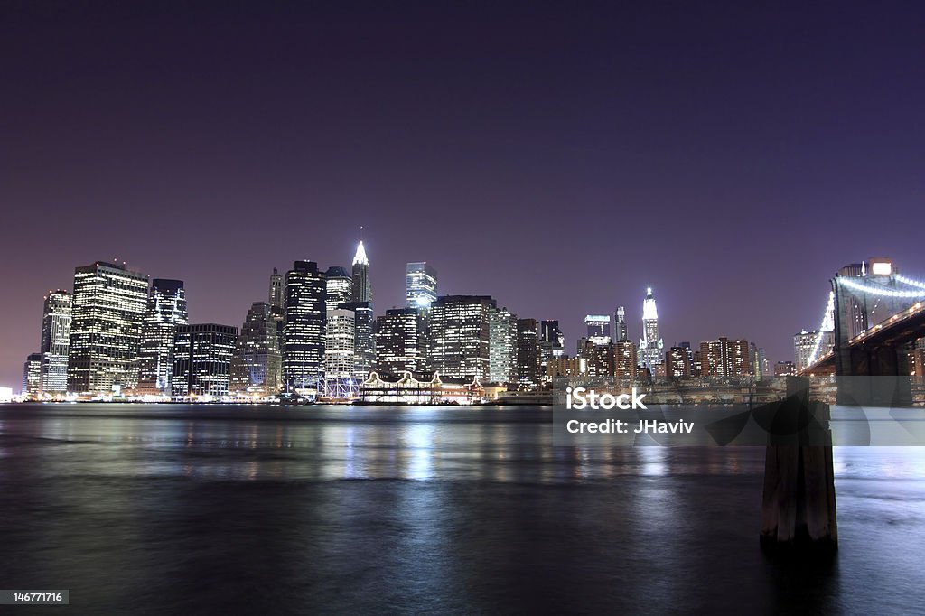 Ponte di Brooklyn e Manhattan skyline notturna - Foto stock royalty-free di New York - Città