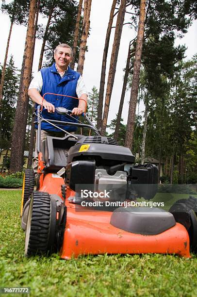 Hombre Mayor Segar El Jardín Foto de stock y más banco de imágenes de Adulto - Adulto, Aire libre, Ajardinado