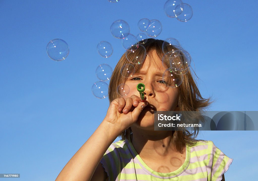Mały ładny Dziewczyna i ma pęcherzyków powietrza - Zbiór zdjęć royalty-free (Abstrakcja)