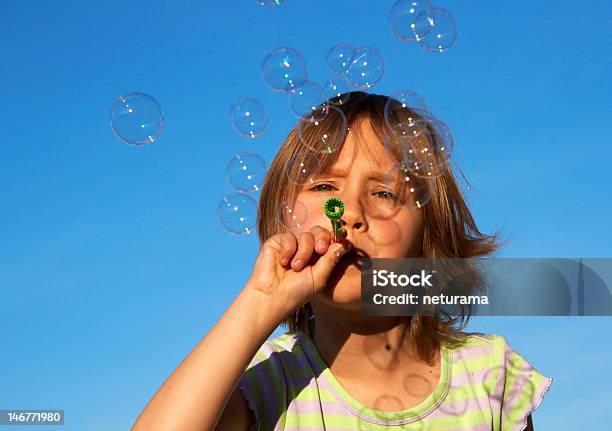 Cute Pequena Menina E Bolhas - Fotografias de stock e mais imagens de Abstrato - Abstrato, Atividade, Atividade Imóvel