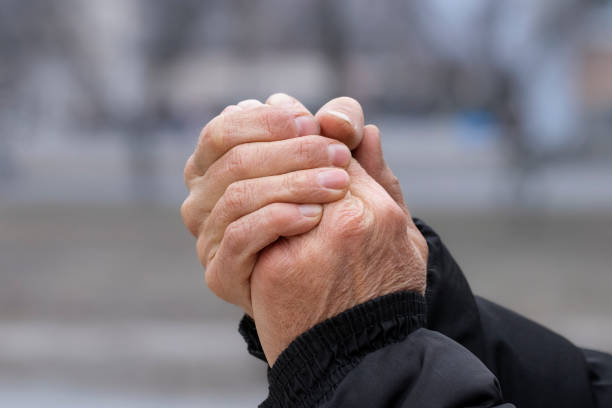 frozen men's hands.men's hands with dry skin in the cold.hand care in winter. - congelação imagens e fotografias de stock