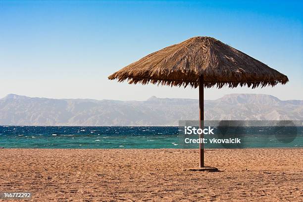 Photo libre de droit de Semelle Parasol Sur La Plage banque d'images et plus d'images libres de droit de Aqaba - Aqaba, Asie de l'Ouest, Bleu