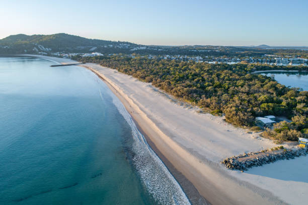 luftaufnahme einer noosa in queensland, australien - coastline noosa heads australia landscape stock-fotos und bilder