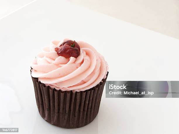 Cherry Cupcake Su Sfondo Bianco - Fotografie stock e altre immagini di Cupcake - Cupcake, Scontornabile, Alimentazione non salutare