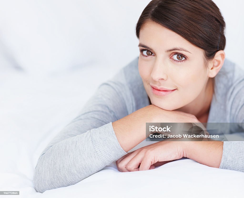 Bonita caucasiana mulher relaxada deitado na cama - Royalty-free 20-24 Anos Foto de stock